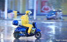 外卖骑手打路人,穿梭城市间的“时间追逐者”