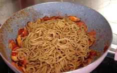 炒面必须加鸡蛋不粘锅吗,鸡蛋的神奇作用